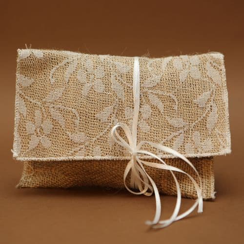 Burlap envelope with lace favour / Μπομπονιερα φάκελος με δαντέλα σατέν κορδέλα