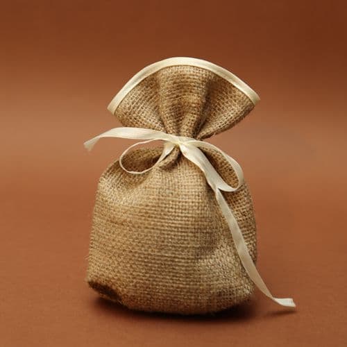 Burlap pouch with satin ribbon favour / Μπομπονιέρα πουγκί λινάτσας με σατέν κορδέλα