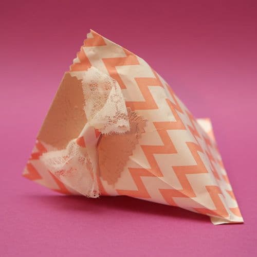 Handmade chevron paper bag favour / Χειροποίητη χάρτινη μπομπονιέρα με ζικζακ