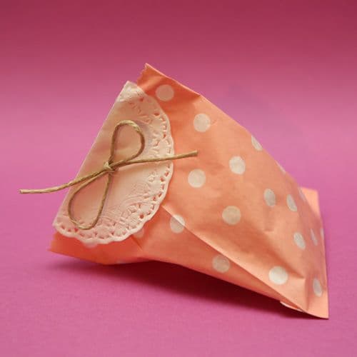 Handmade doily paper bag favour / Χειροποίητη χάρτινη μπομπονιέρα