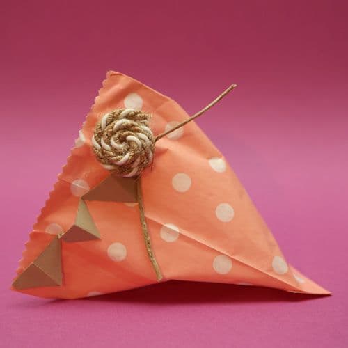 Handmade dotted paper bag favour / Χειροποίητη χάρτινη μπομπονιέρα