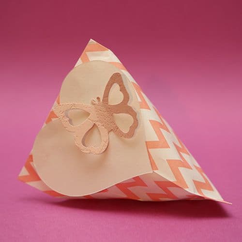 Handmade paper bag favour / Χειροποίητη χάρτινη μπομπονιέρα με ζικζακ
