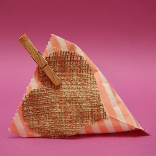 Handmade paper bag favour / Χειροποίητη χάρτινη μπομπονιέρα