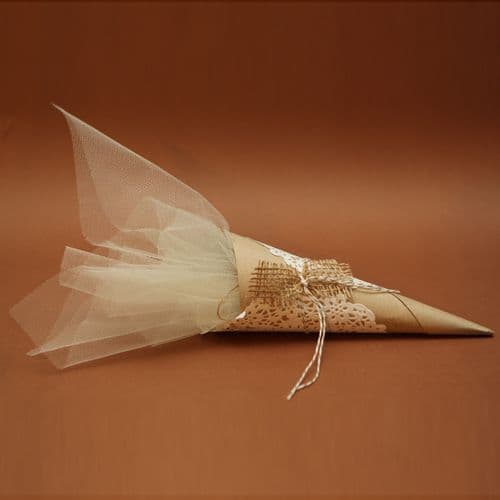 Paper cone with doily and tulle favour / Μπομπονιέρα χωνί με τούλι