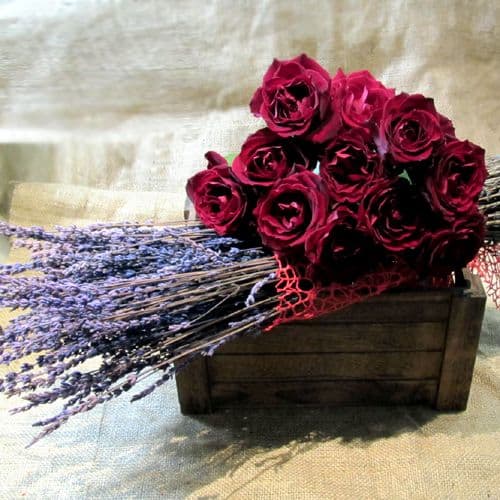 Red roses and lavender / Κόκκινα τριαντάφυλλα και λεβάντες