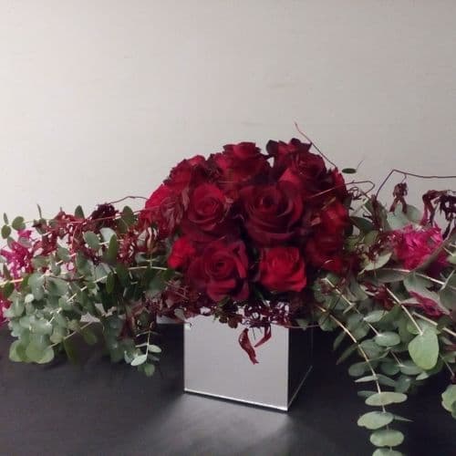 Red roses in a large mirror vase / Κοκκινα τριανταφυλλα μεσα σε μεγαλο καθρεπτενιο σκευος
