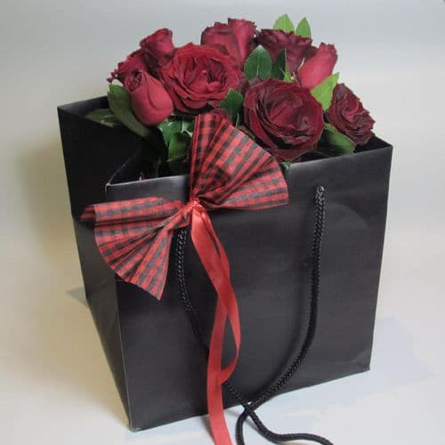 Red roses in a Paper bag / Κοκκινα τριανταφυλλα μεσα σε χαρτινη τσαντα