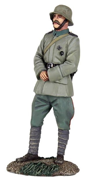 WB23087 1916-18 German Infantry Officer Standing with Hands Clasped in Front
