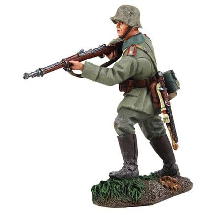 WB23092 1916-18 German Infantryman Approaching with Caution